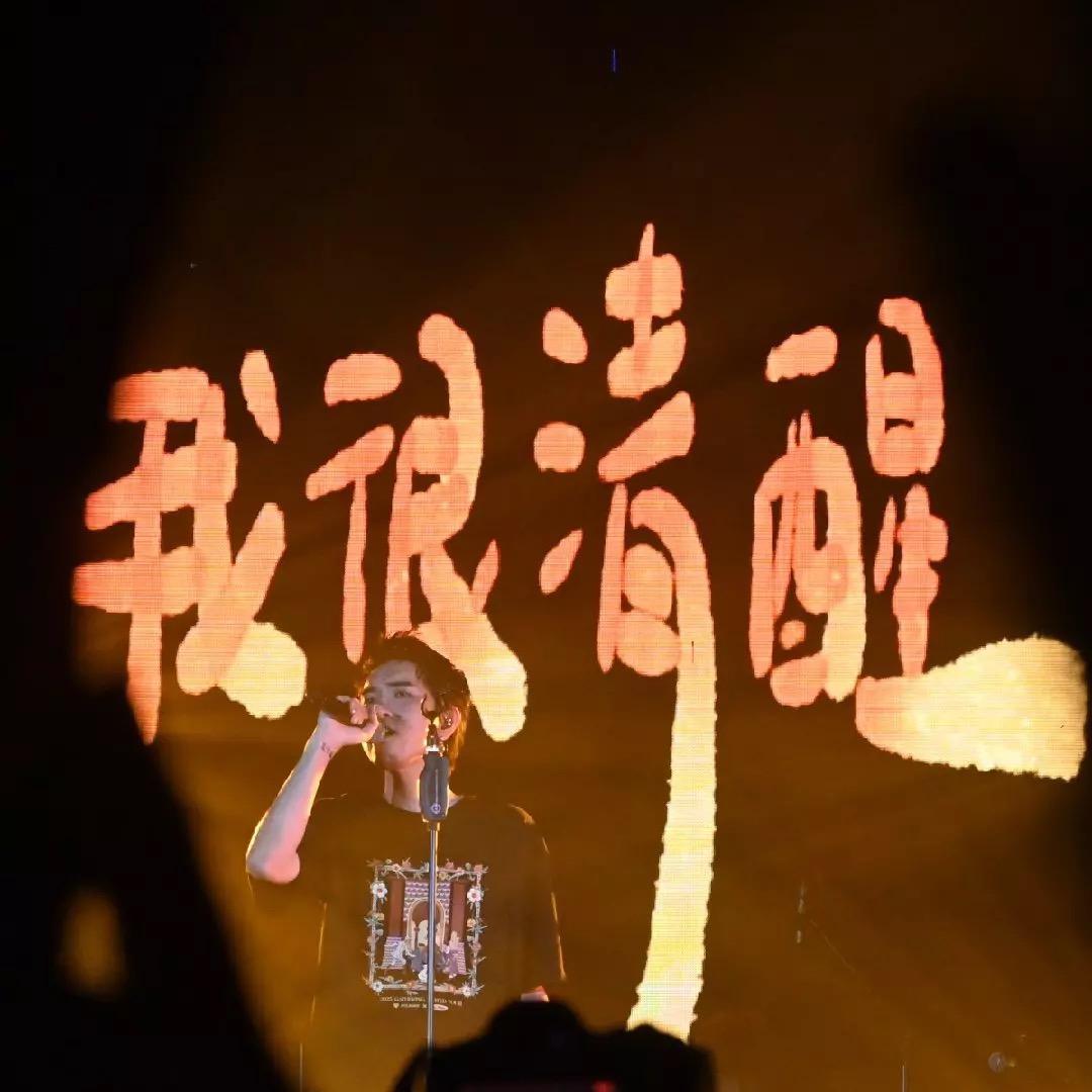 歆何年.