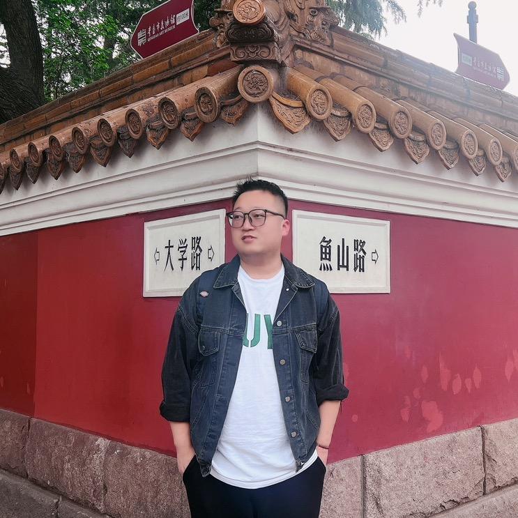 爱喝酒的春卷儿