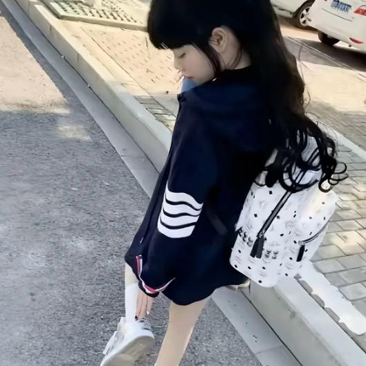 洁洁.