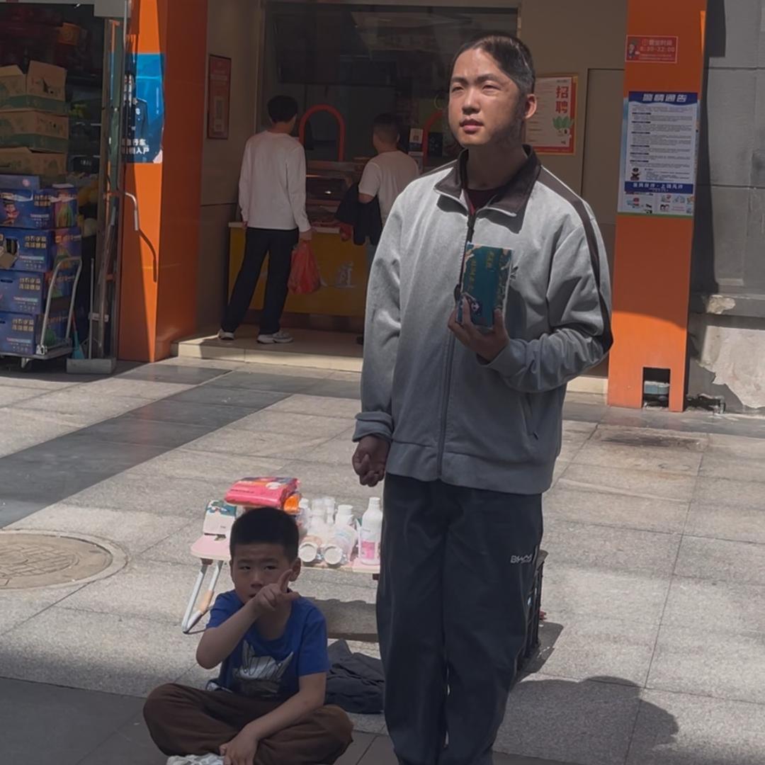 坚强的生活-摆摊少年