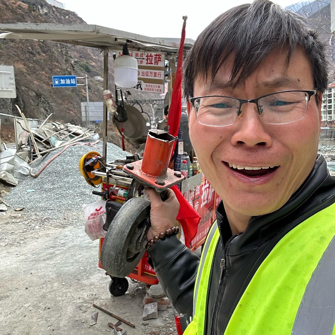 丐哥(励志徒步西藏)手推车干到拉萨