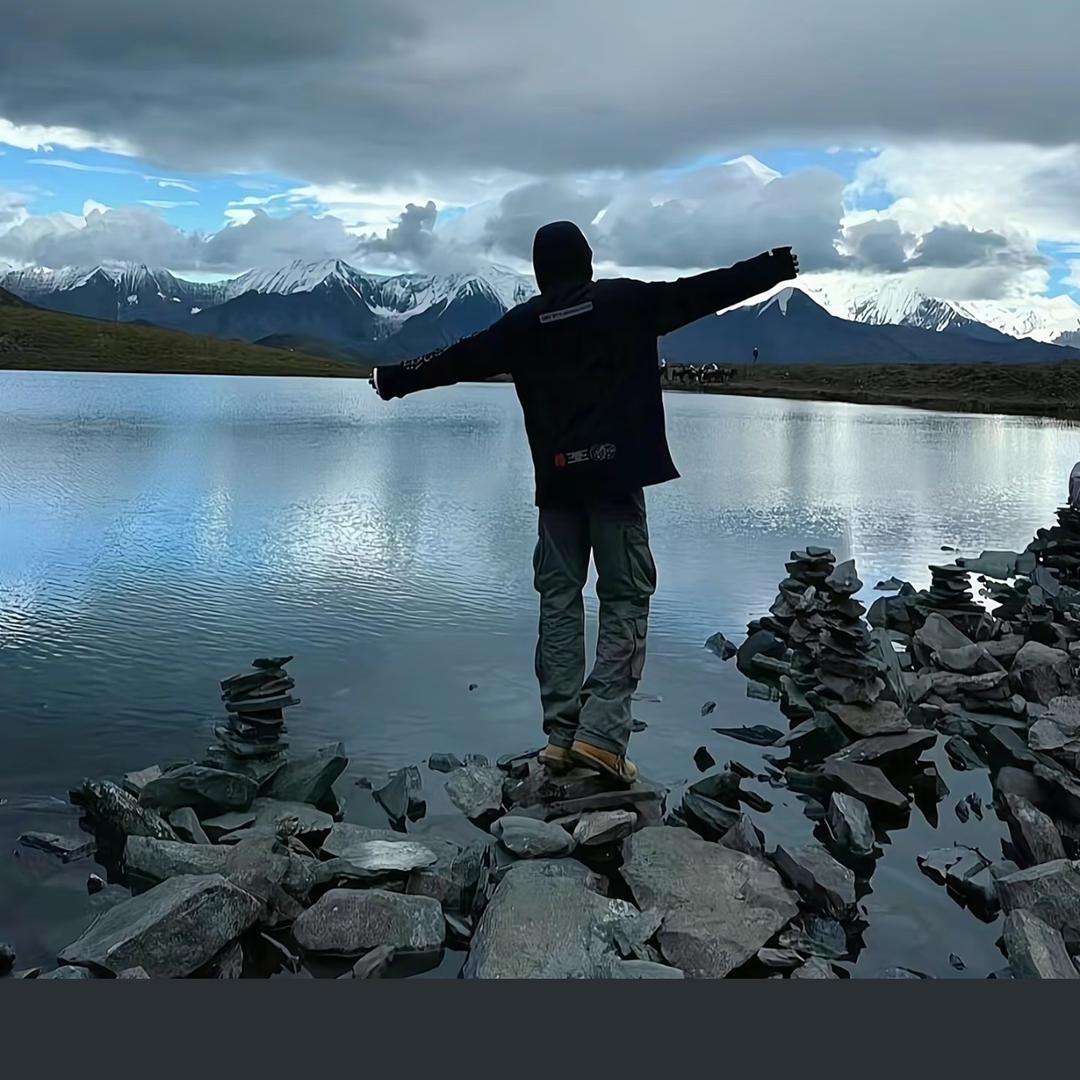 一男的.