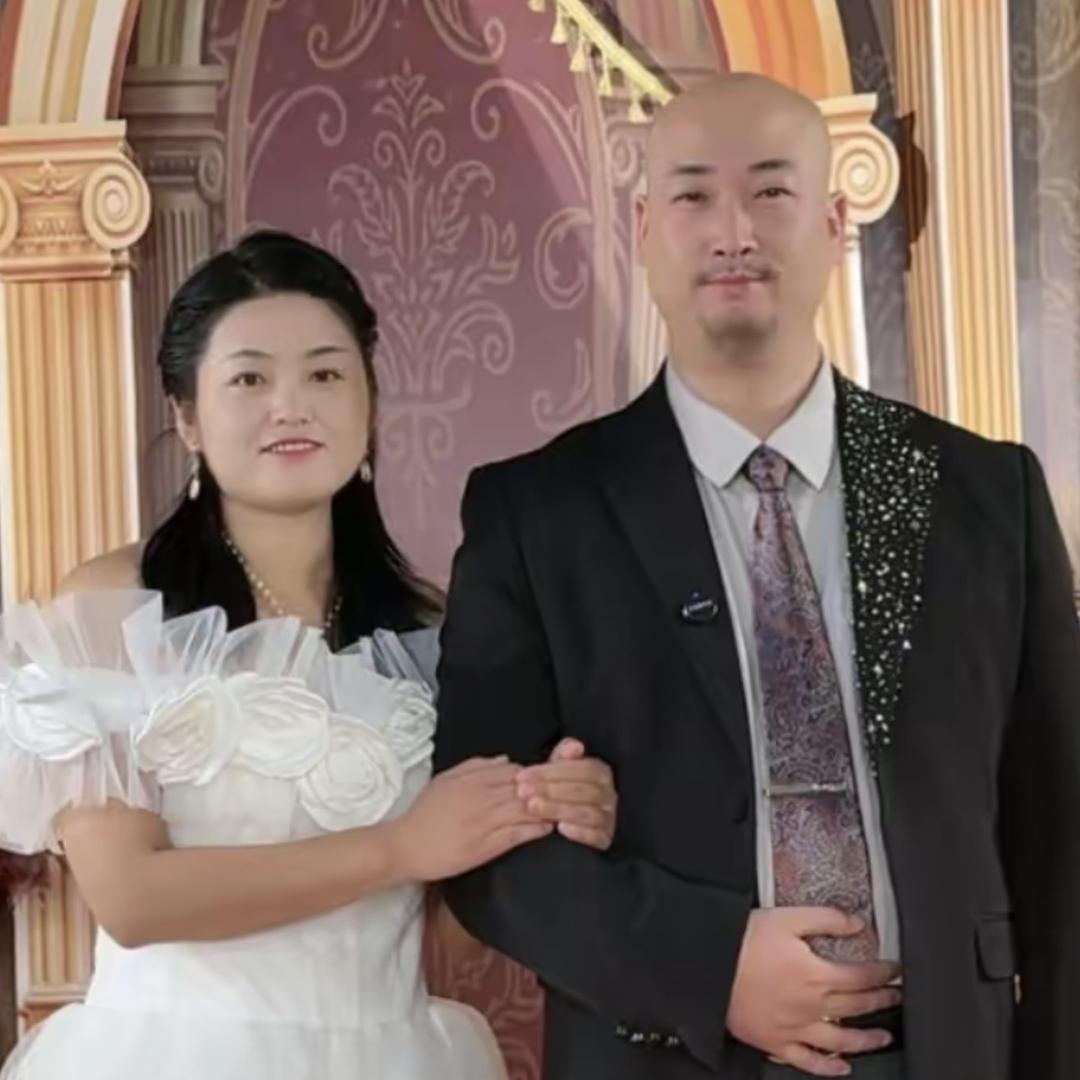 两亲家的婚礼筹备中（逢霞蕃）