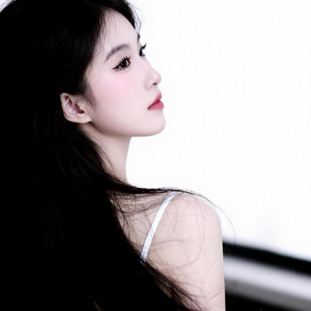 一女的
