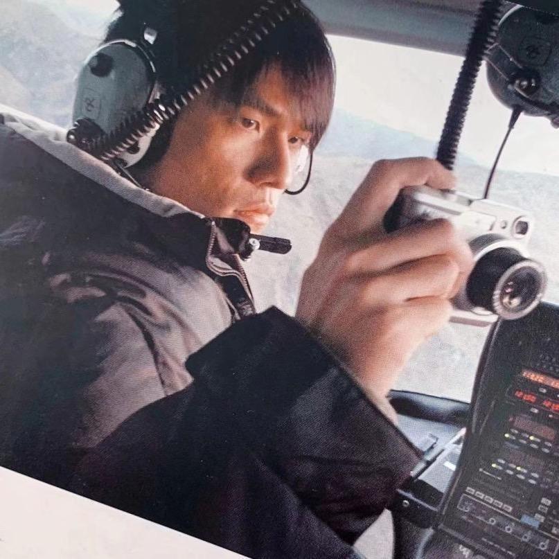 双脚直立行走的碳基生物