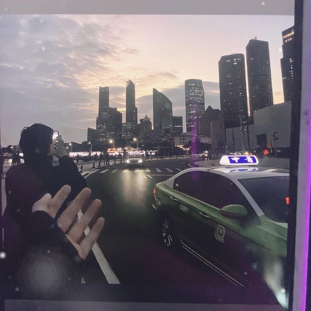 霞光照在眼前