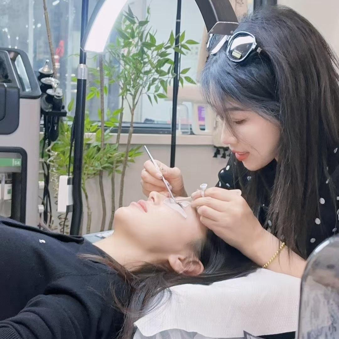 一个爱喝酒的美睫店主（生活娱乐篇）