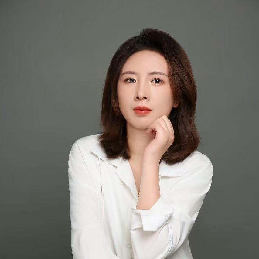 化妆师艾婕