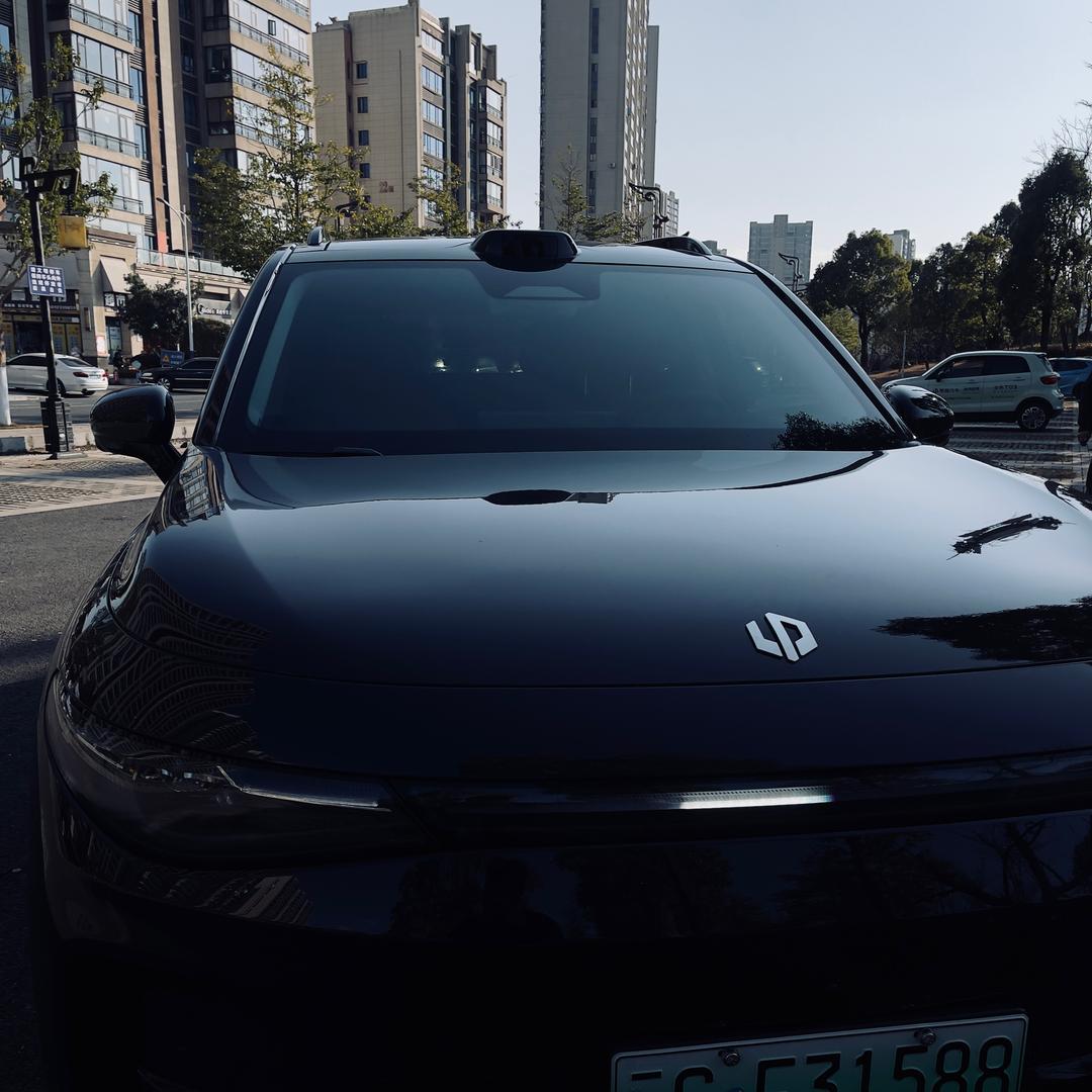 在零跑卖极狐的小虎