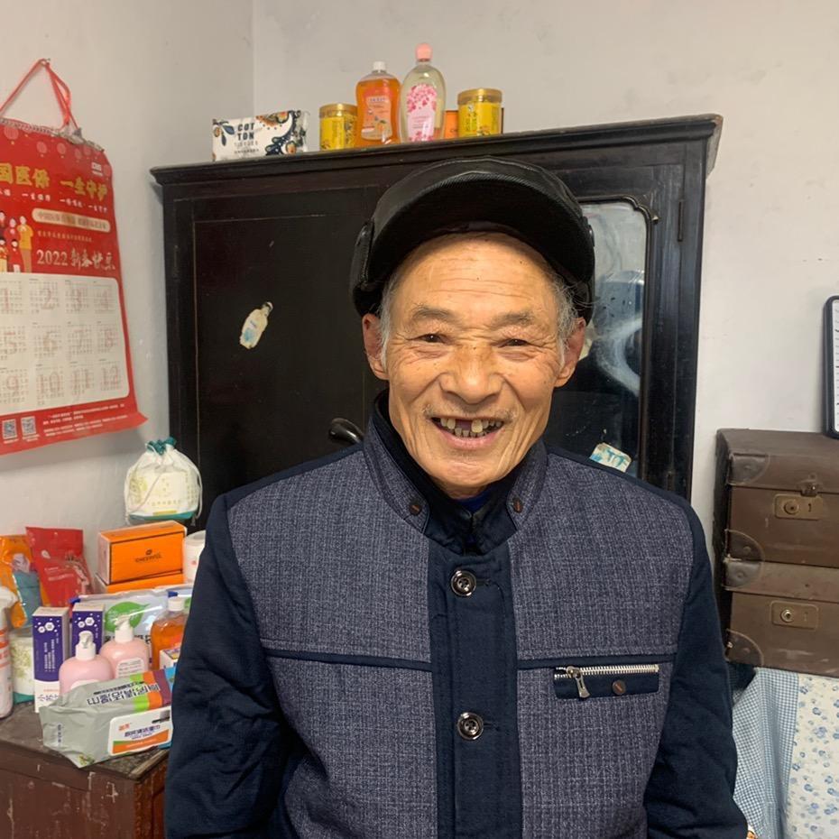 逆境中的坚强爷爷