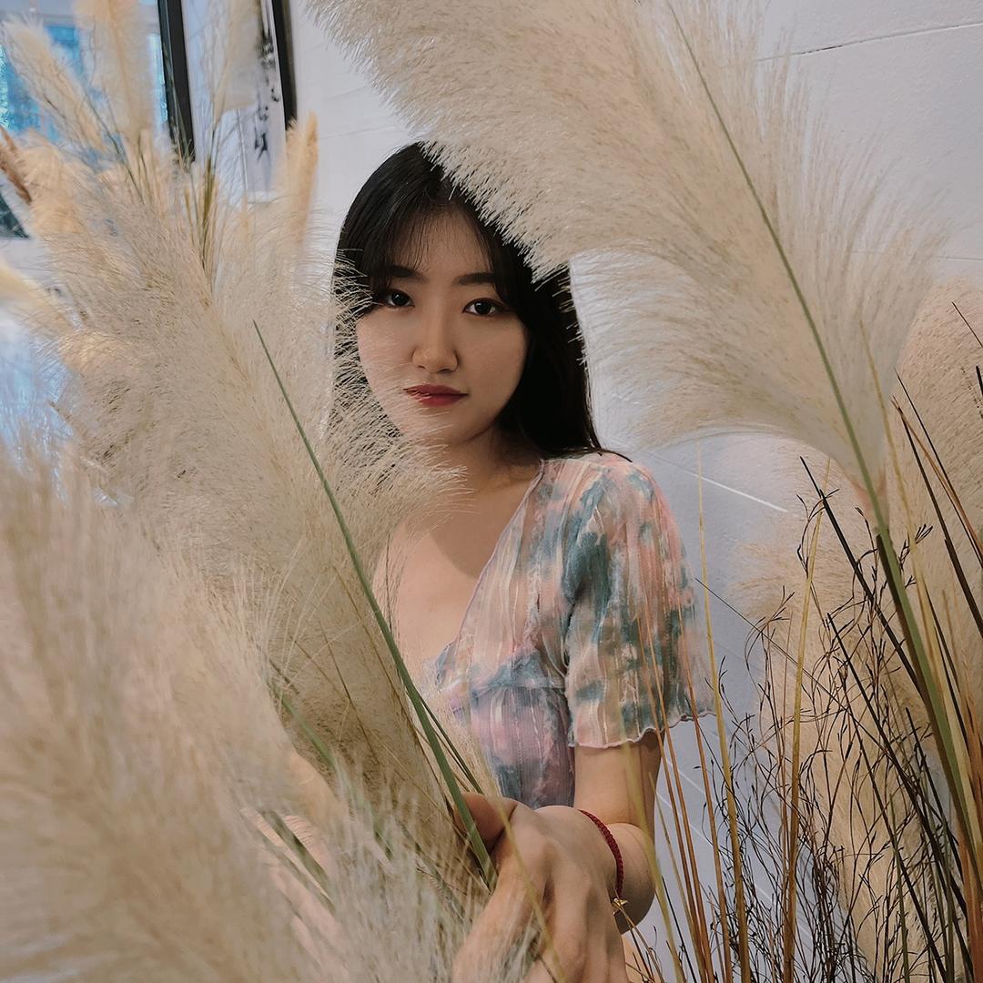 坏掉一只的高跟鞋