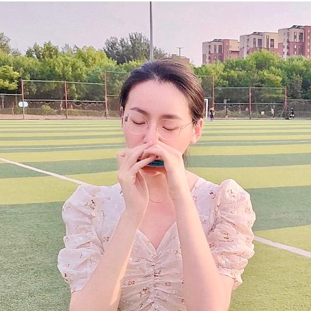 吹口琴的某姑娘