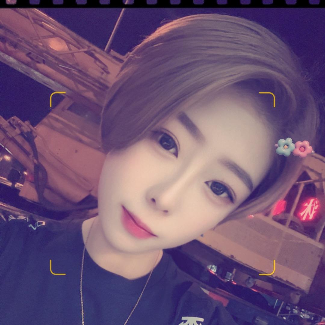 短发小姐姐