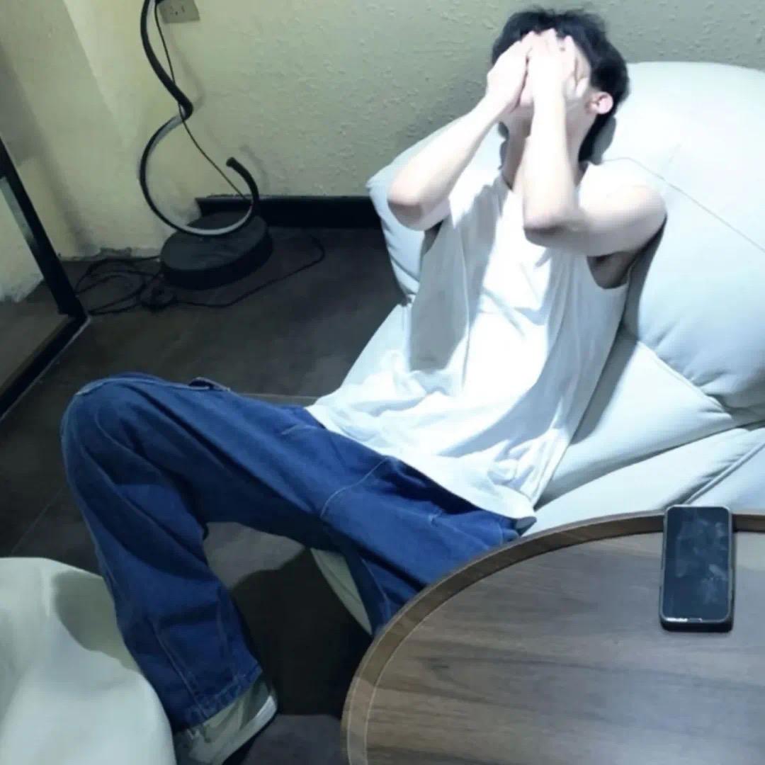 何的