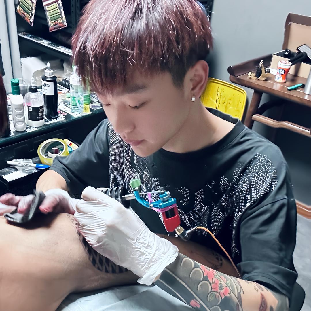 太原黑刺纹品_彫善彤