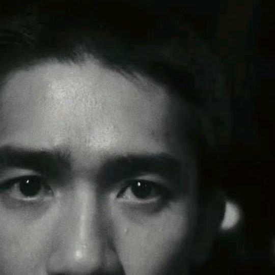低着头走路的人