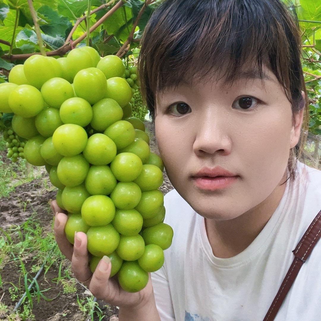小孙种葡萄