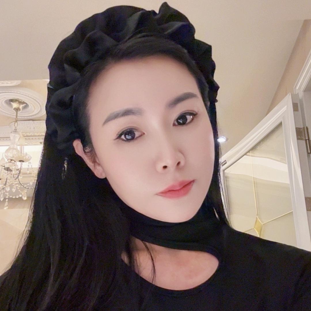 YAN LI　༽ ╭　　　　╲