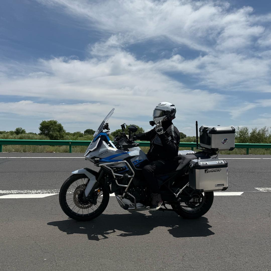 开心市民小昂同学（大头盔俱乐部）