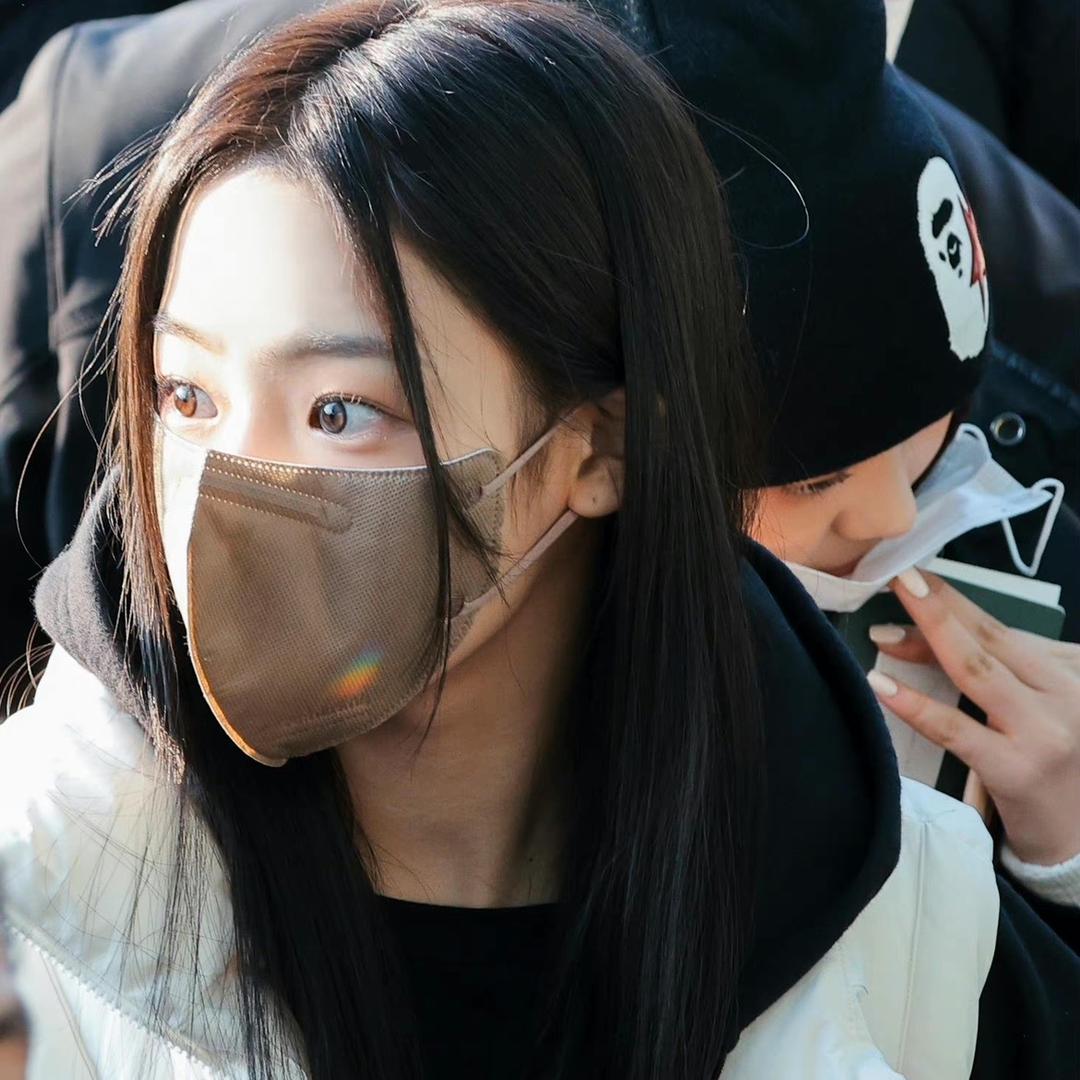 一只船在海上漂