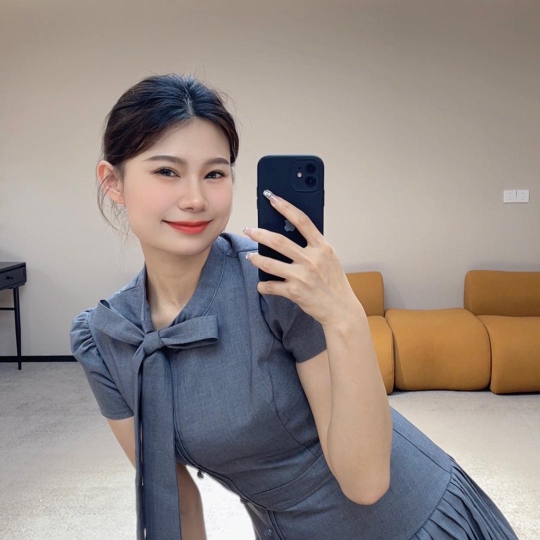 益阳花瓣婚纱店长唯西