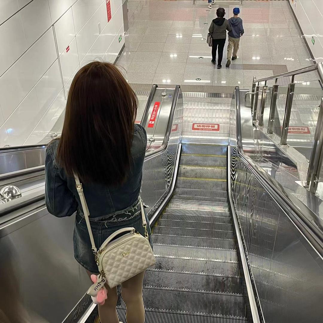 我上厕所呢