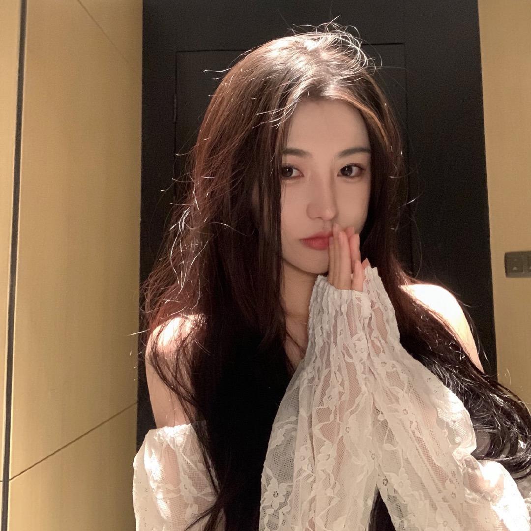 站在冰箱上的女人