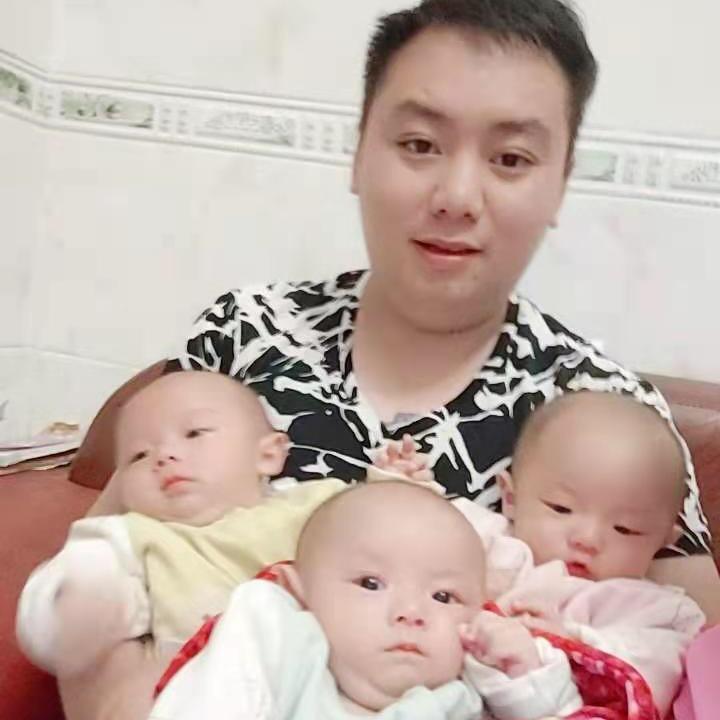 努力把三胞胎的爸爸