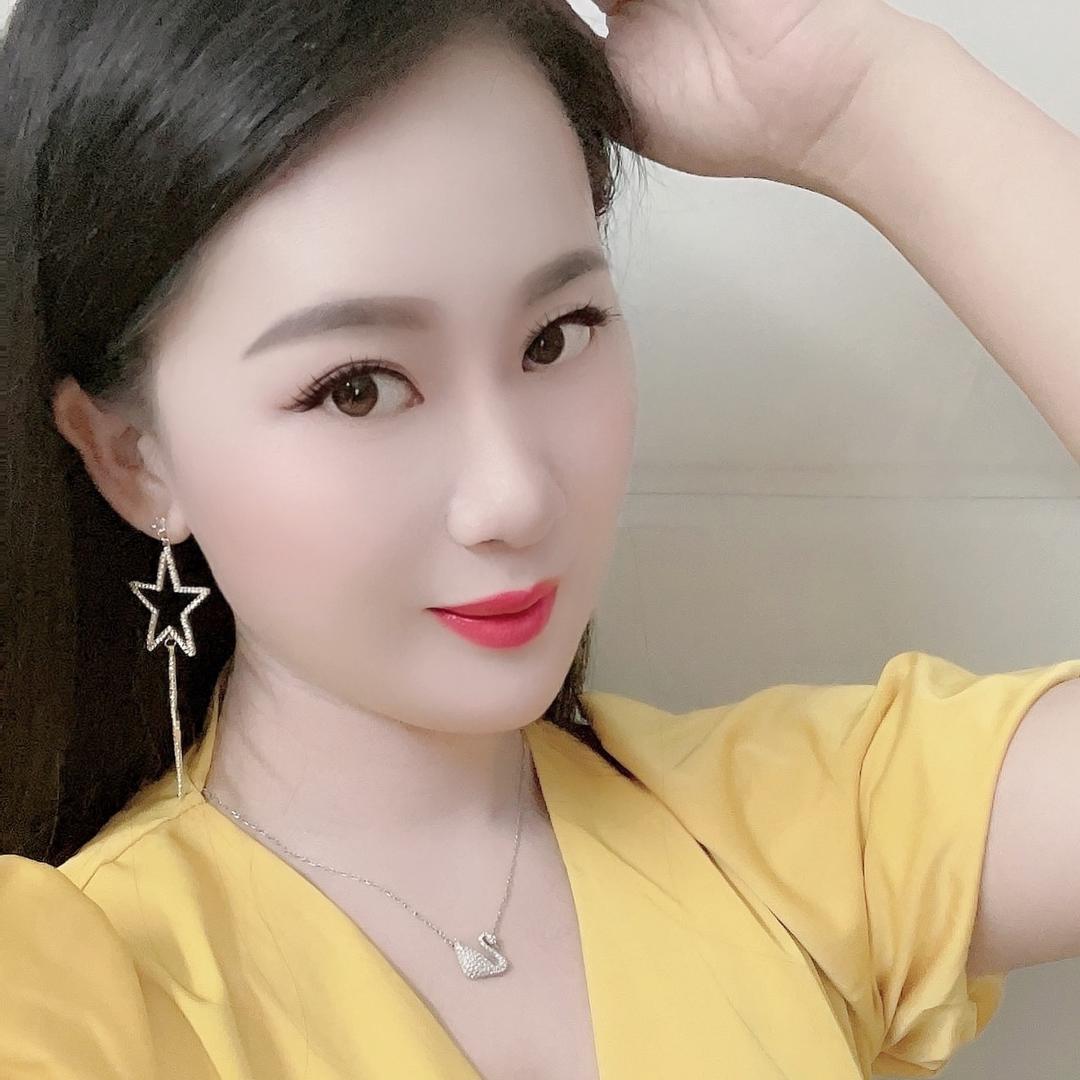 冷艳红唇