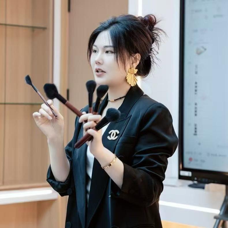 秀山化妆美容吴老师