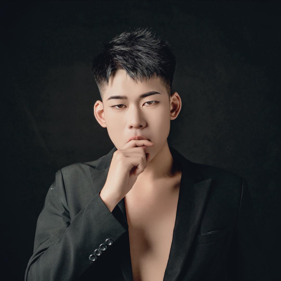 李宇航.