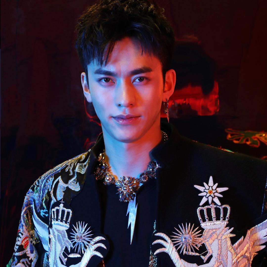 宏小伟_Chris