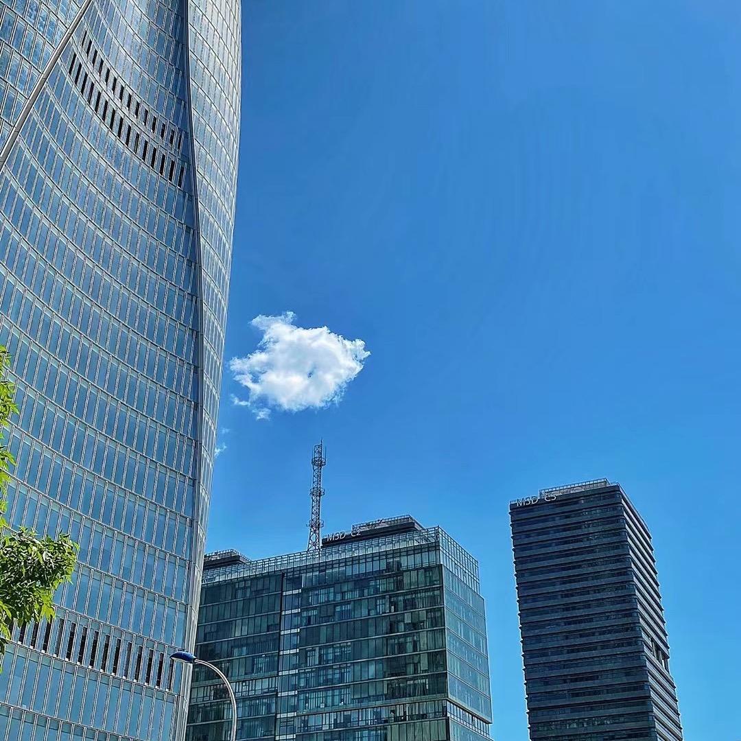 蓝蓝的天空白云飘