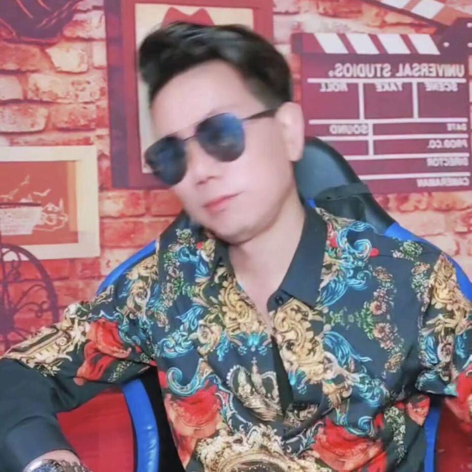 迈克哥（兄弟们能不能还点钱）