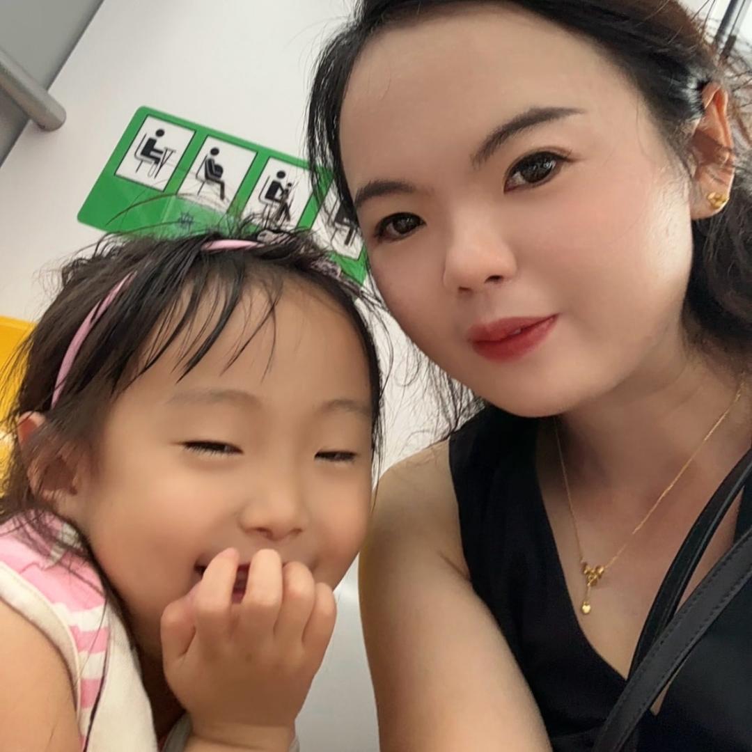 是嘟嘟和妈妈吖