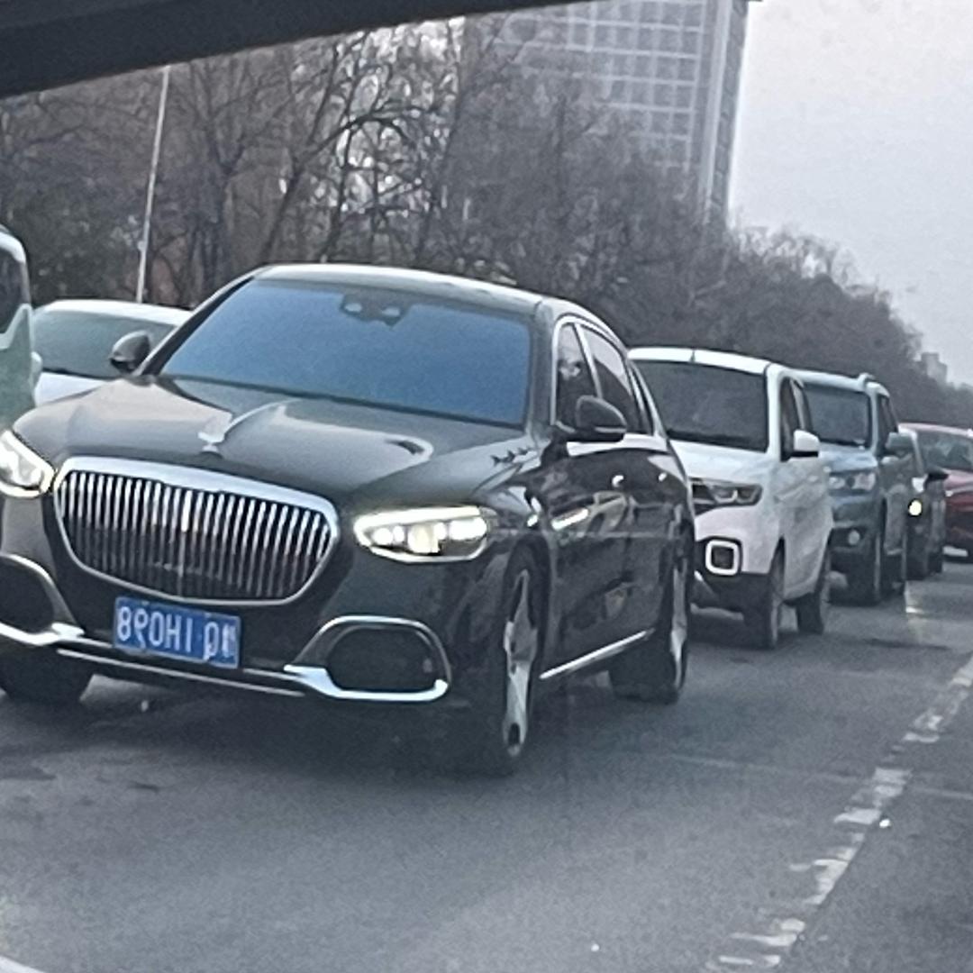 施聚传媒董老师