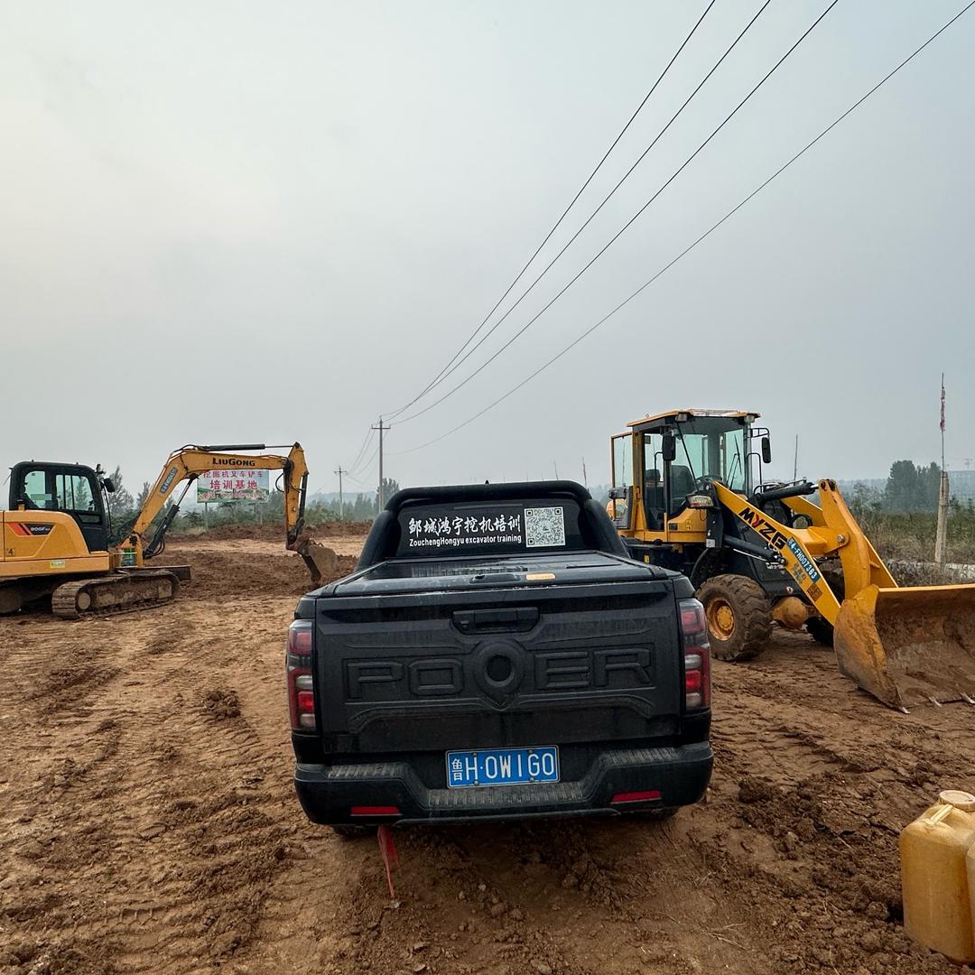 济宁鸿宇挖掘机铲车基地