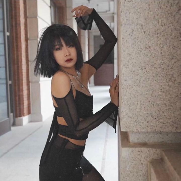 不穿高跟鞋只穿运动鞋的女孩