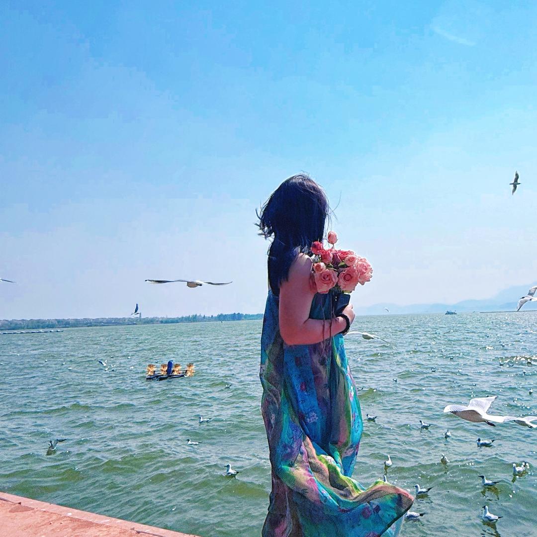 云朵偷喝奶茶☁️  ✨⸝⸝⸝