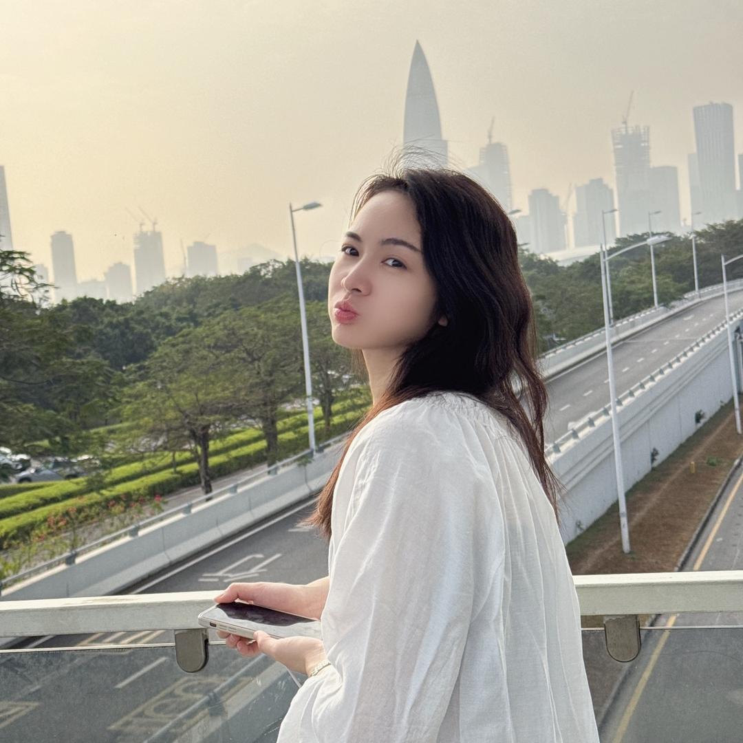 美少女吃零食