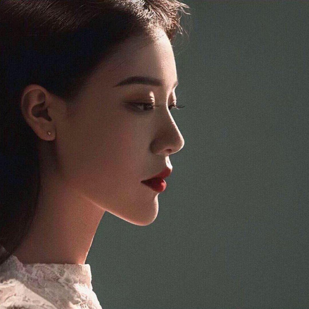 宋佳.