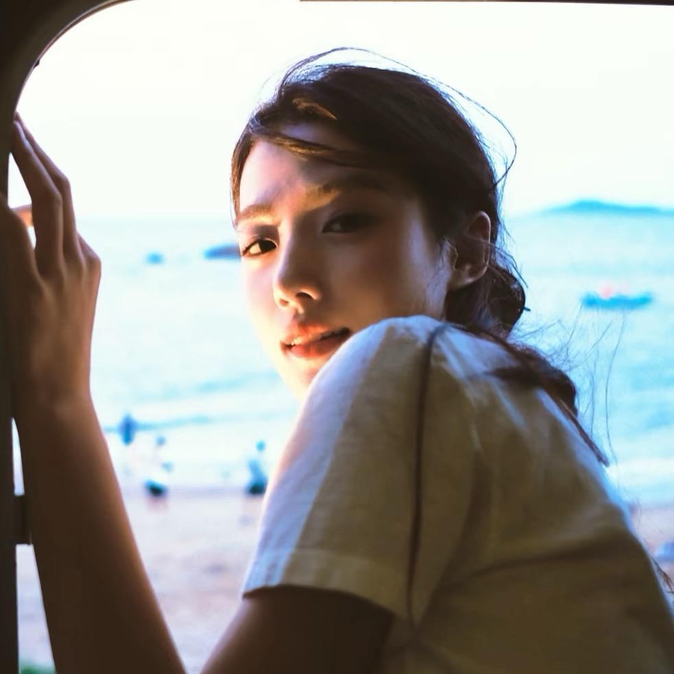坐窗边好热