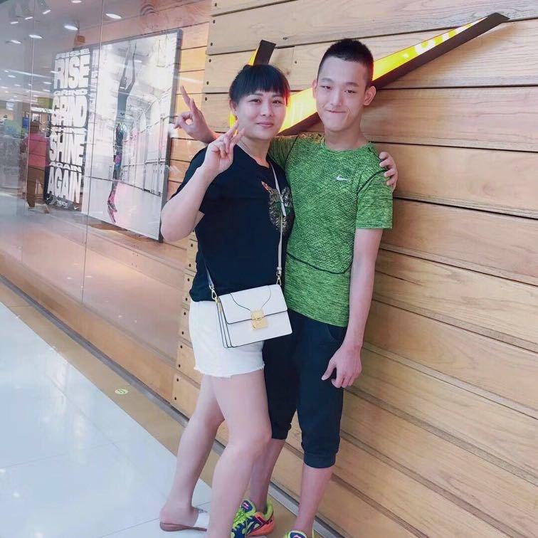 大头和她妈妈学直播的日常