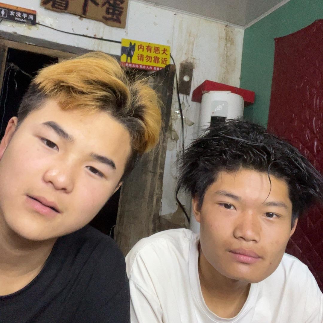 黄毛与黑蛋