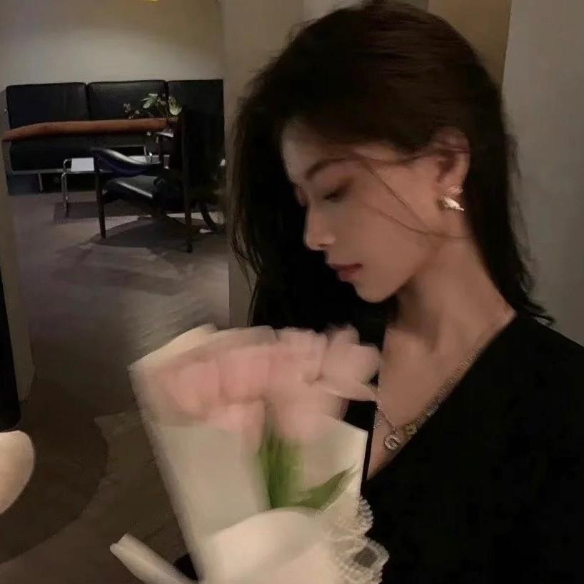 杨依晴.