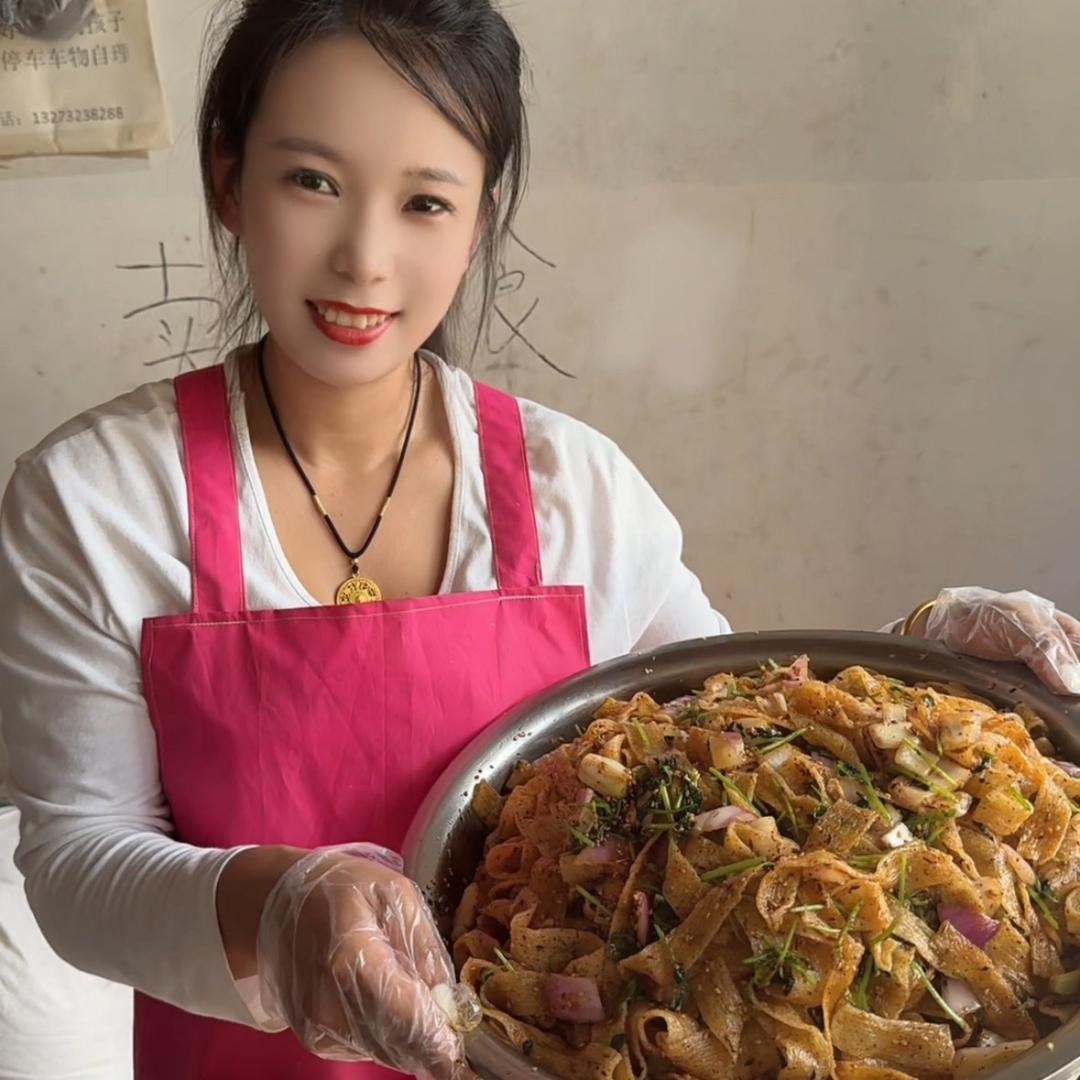 卖辣条的小姐姐