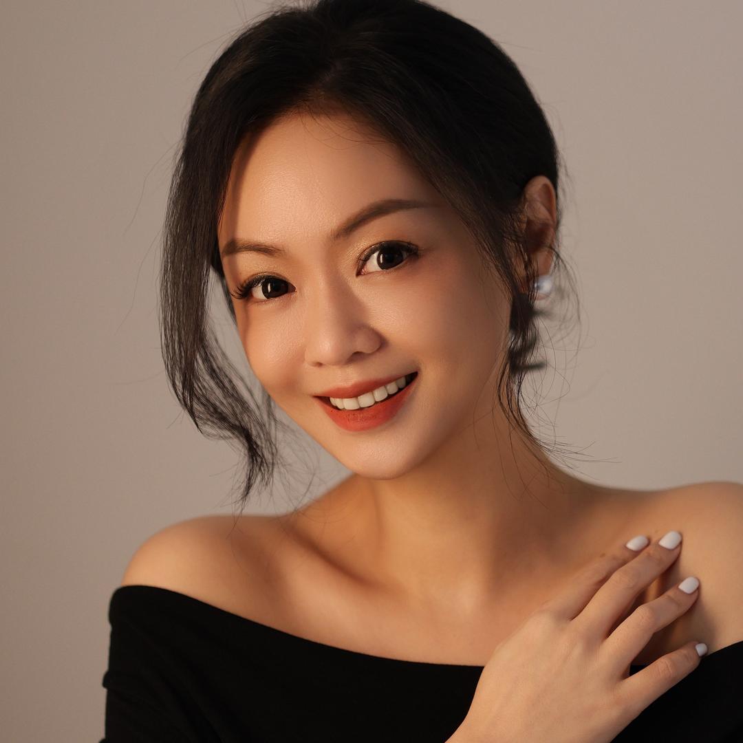 主持人李希