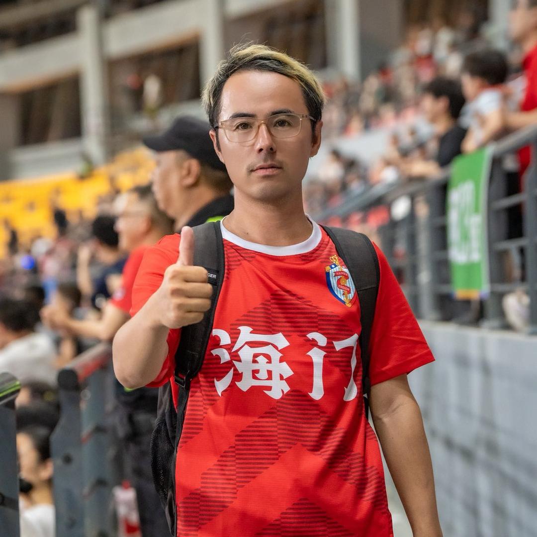 爱踢球的磊磊