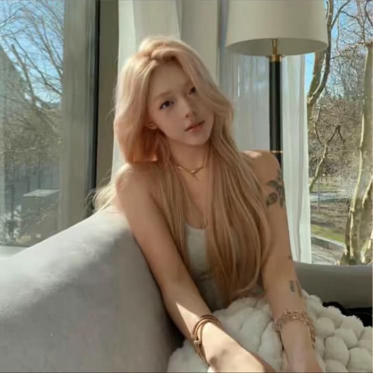 拥有两个酒窝的女人