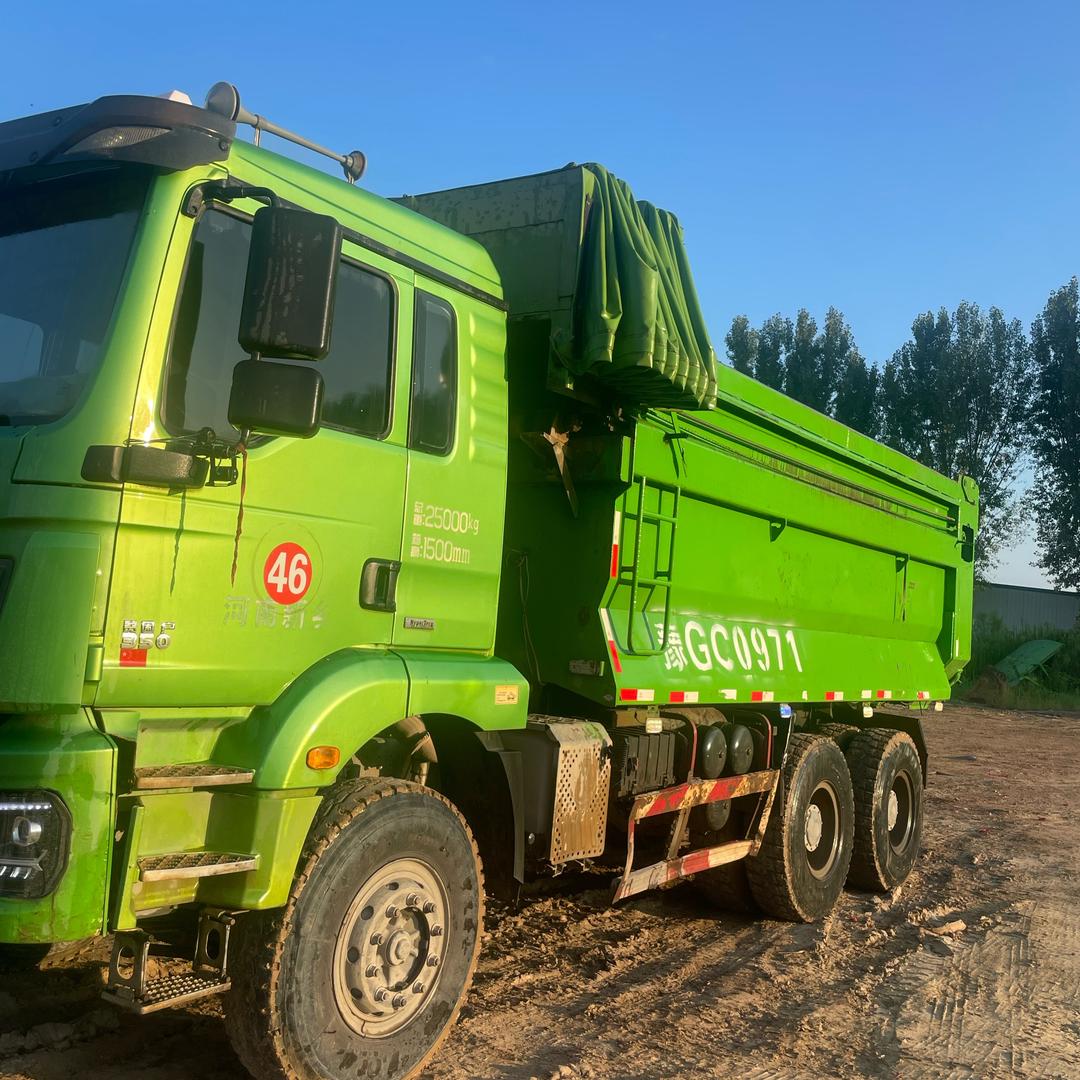 零零后      渣土车小张